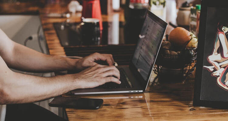 Amazon communication guidelines: person in front of a laptop